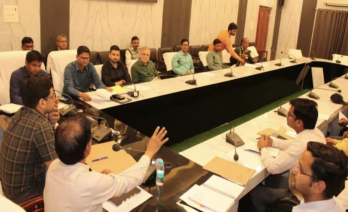 जिला अधिकारी रामपुर ने निर्वाचन संबंधी प्रचार प्रसार मुद्रित प्रीटिग प्रेस के साथ की बैठक, दिए यह निर्देश