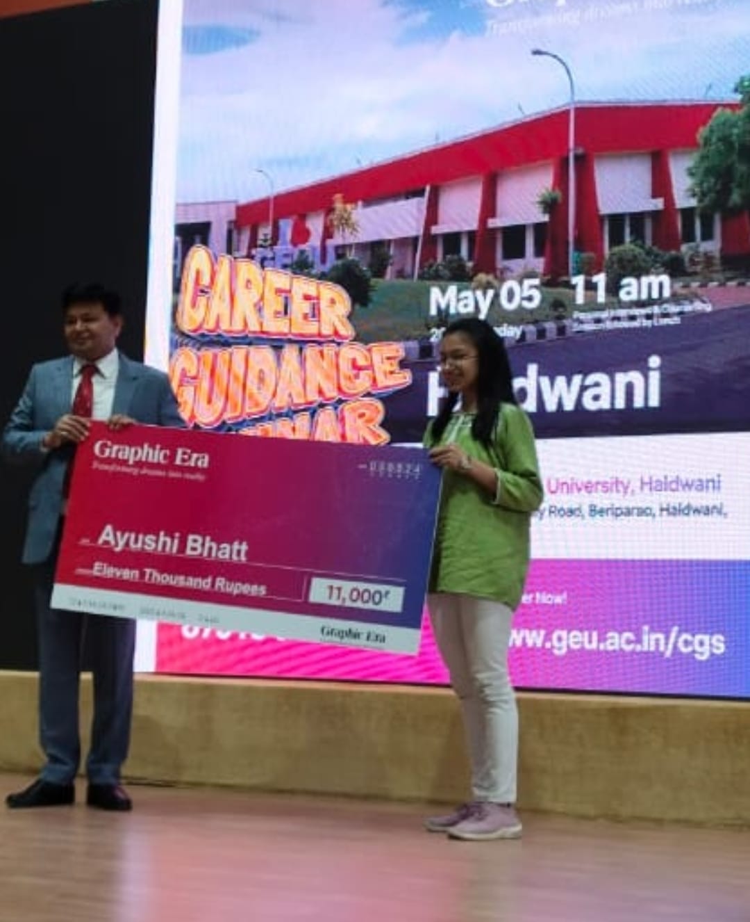 बोर्ड परीक्षा में उत्कृष्ट प्रदर्शन करने वाली इंटरमीडिएट की छात्रा को 11 हजार रुपए देकर किया गया सम्मानित