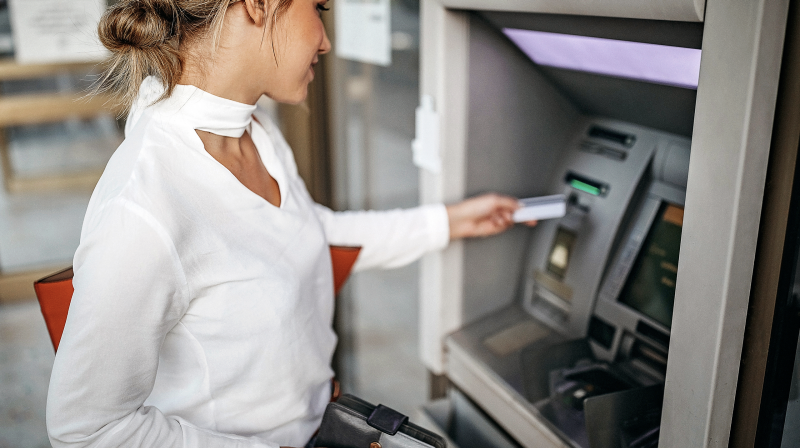 अब दूसरे बैंक के ATM से कैश निकलना पड़ सकता है महंगा, पढ़े किन वजहों से लिया जा सकता ये फैसला