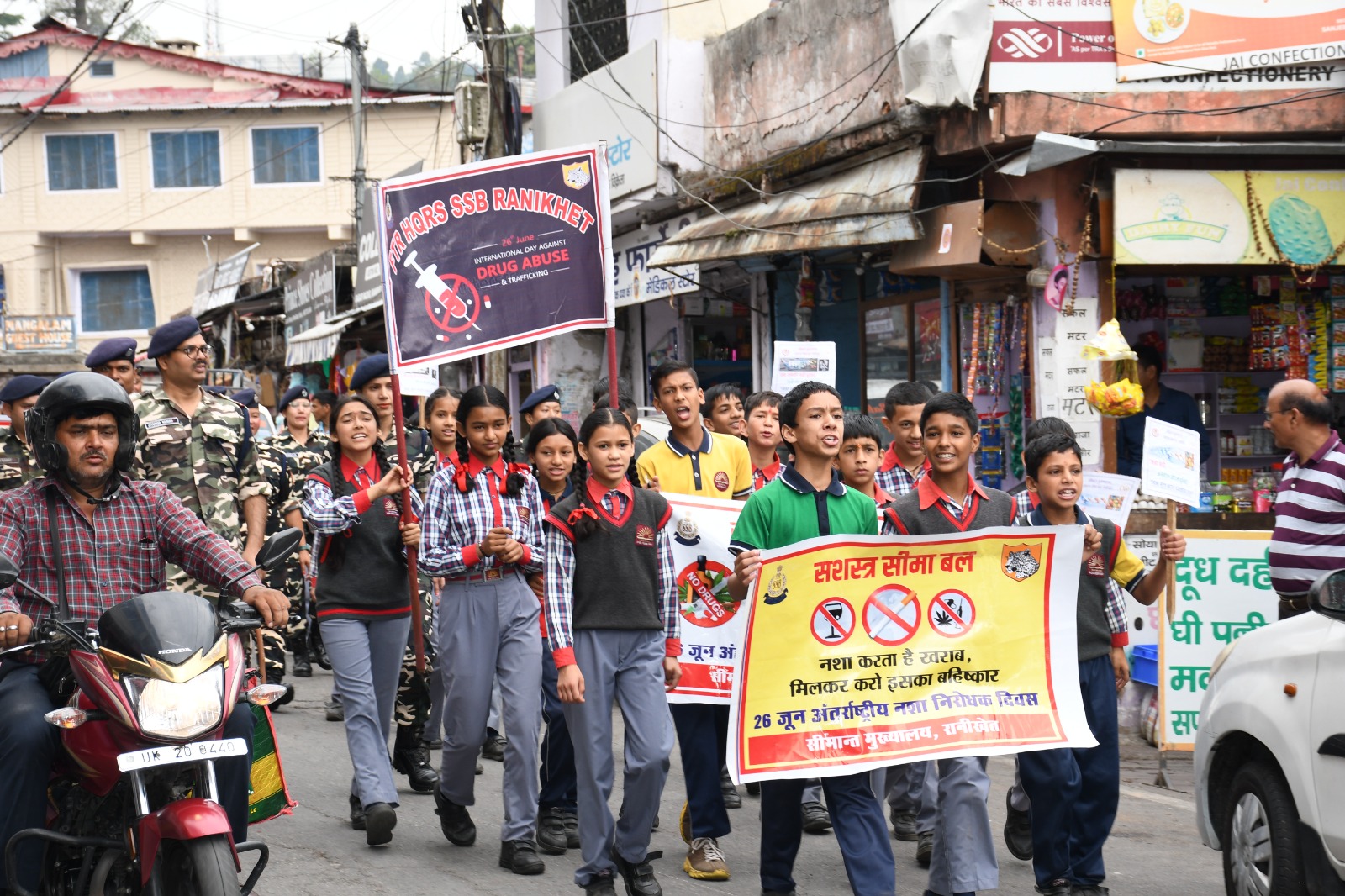एसएसबी व स्कूली बच्चों ने नशा मुक्त भारत पखवाड़ा के तहत निकाली रैली, लोगों को किया जागरूक