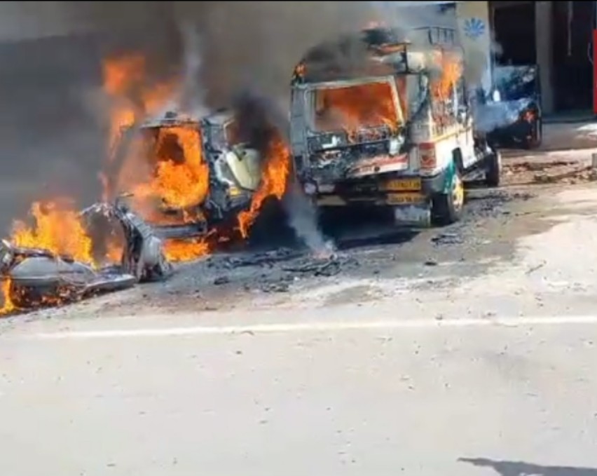 उत्तराखंड_चलती स्कूटी में लगी आग, चपेट मे आये कई वाहन बने आग का गोला – देखें वीडियो