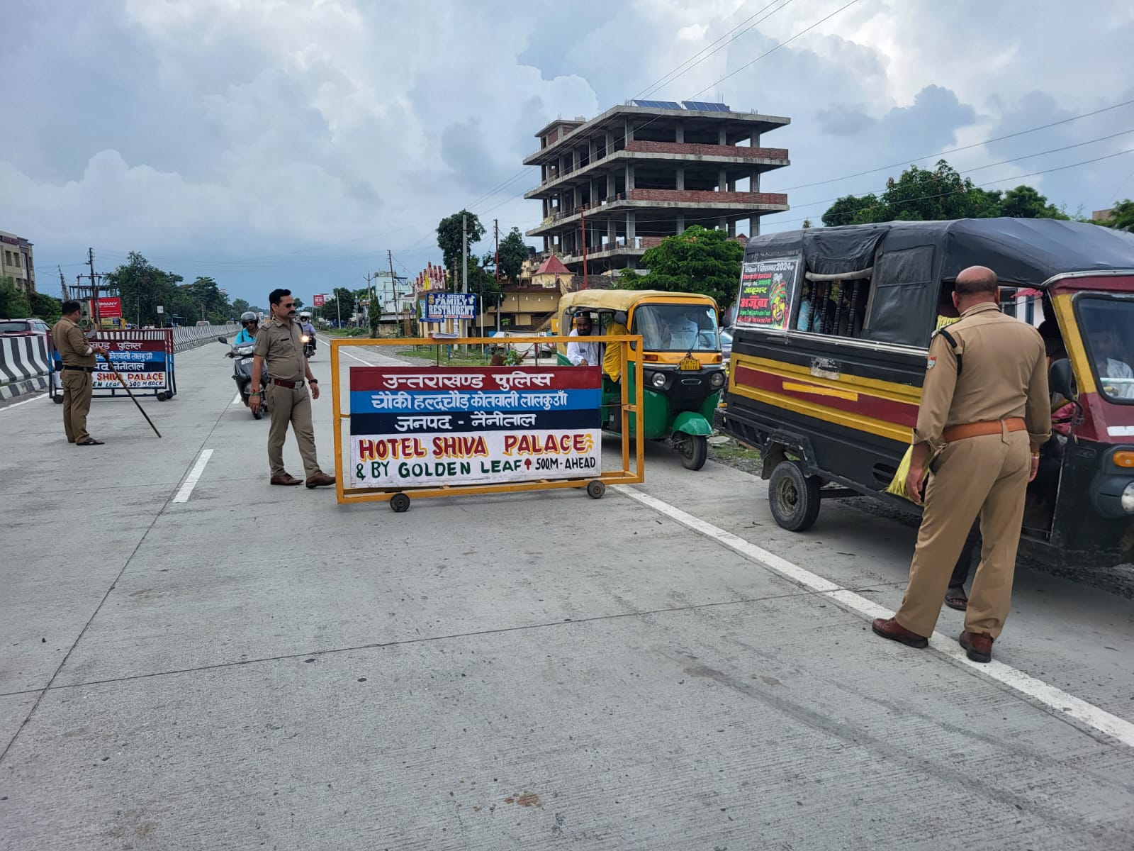 एस एस पी नैनीताल द्वारा अपराधों पर नियंत्रण हेतु जनपद में चलाया गया बृहद ई-रिक्शा एवं टैम्पो चैकिंग अभियान