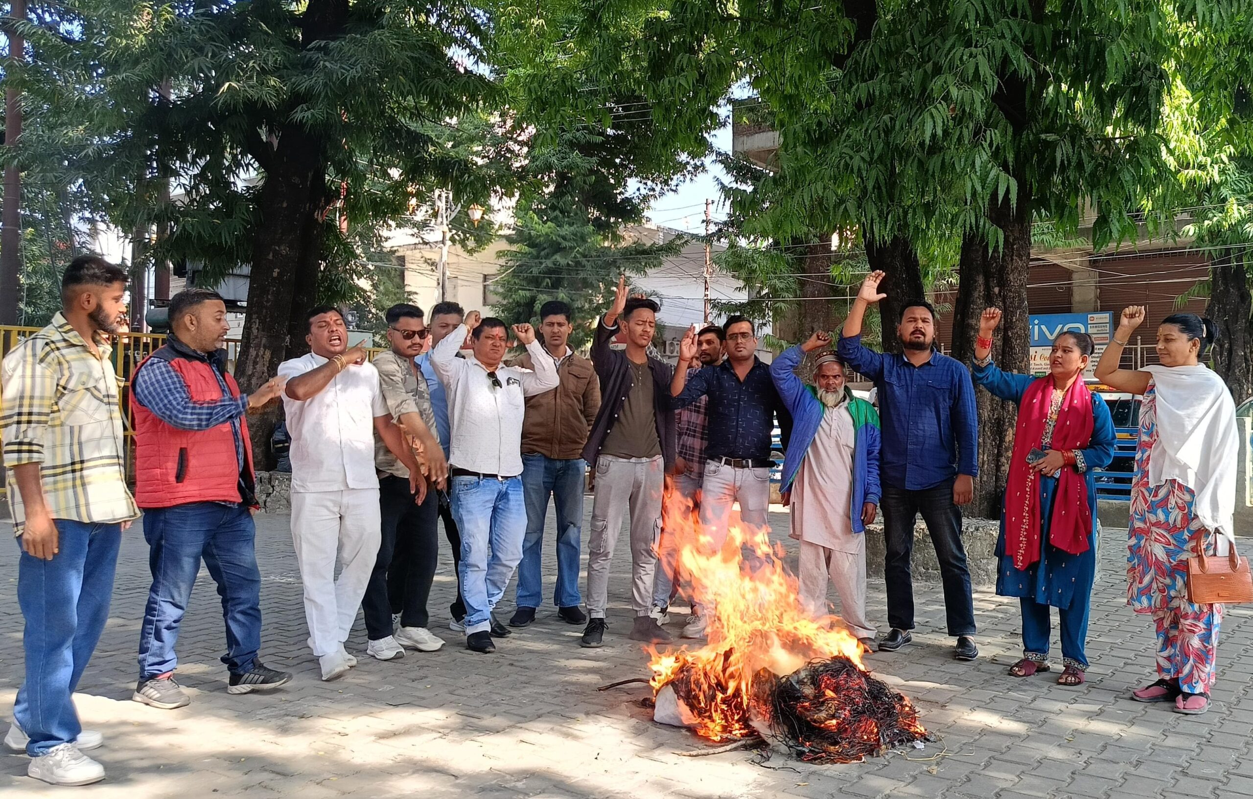 इन मुद्दों को लेकर युवा कांग्रेस के प्रदेश उपाध्यक्ष हेमंत साहू की अगुवाई में जोरदार प्रदर्शन, पूतला भी दहन किया