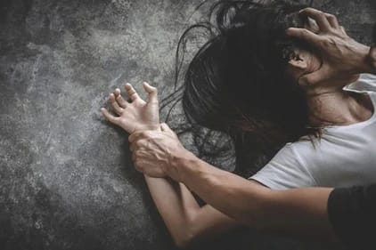 शर्मनाक_लोन की किश्त लेने घर आए ऐजेंट ने नाबालिग किशोरी को बनाया हवस शिकार