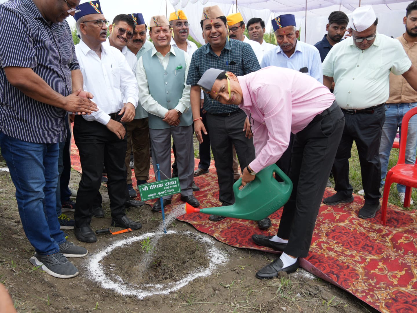 हरेला पर्व पर पौधारोपण कार्यक्रम में मंडलायुक्त और जिलाधिकारी ने बढ़ाया कदम, पर्यावरण संरक्षण का दिया संदेश