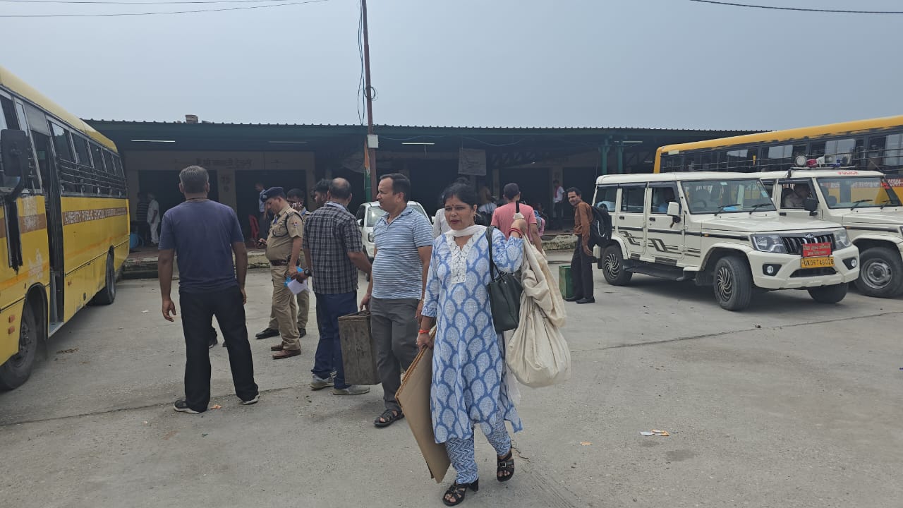 खटीमा ब्लॉक में मतदान कराने के लिए मतदान पार्टियों की हुई रवानगी