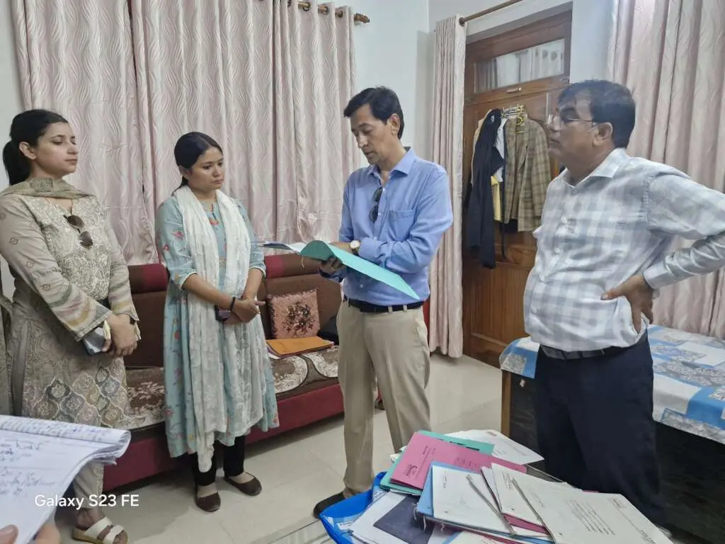 हल्द्वानी_कमिश्नर दीपक रावत का औचक निरीक्षण, कानूनगो के घर से फाइलों का जखीरा बरामद – तहसील प्रशासन में हड़कंप
