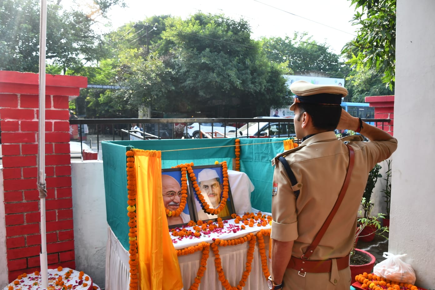 महात्मा गांधी व लाल बहादुर शास्त्री जयंती पर एसएसपी नैनीताल ने किया प्रतिमाओं का अनावरण, कर्मियों को आदर्शों पर चलने का किया आह्वान