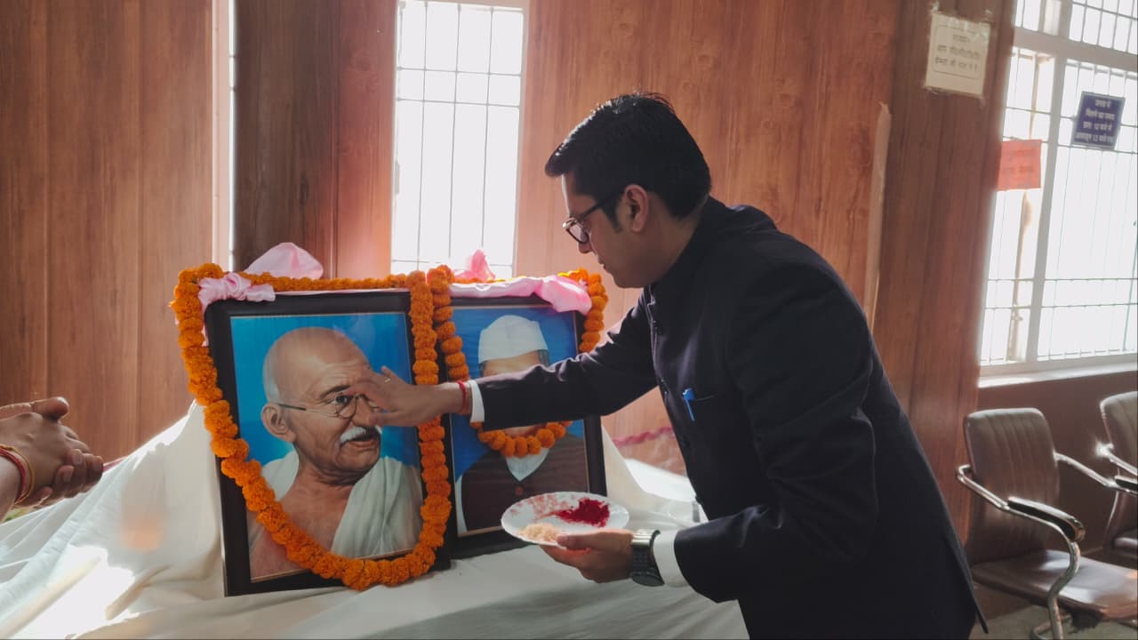 “गांधी-शास्त्री जयंती पर श्रद्धांजलि, एडीएम बोले– महापुरुषों के विचार हैं विश्व के लिए प्रेरणास्रोत”