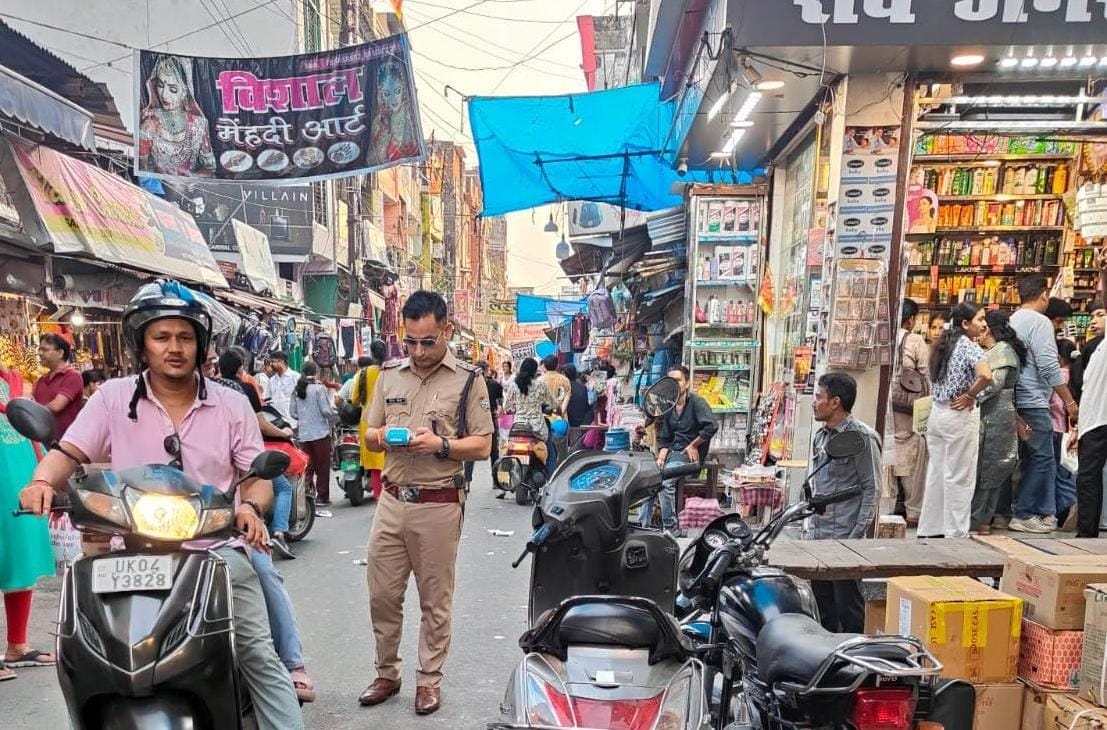 हल्द्वानी में नो पार्किंग पर चली पुलिस की सख्ती, 38 वाहन चालकों पर कार्रवाई – ₹82,500 का जुर्माना वसूला