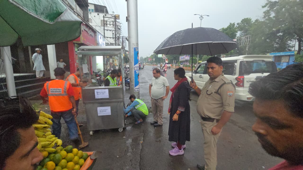 हल्द्वानी में अतिक्रमण पर निगम का एक्शन — सड़क और फुटपाथ कब्जाने वालों पर निगम की बड़ी कार्रवाई