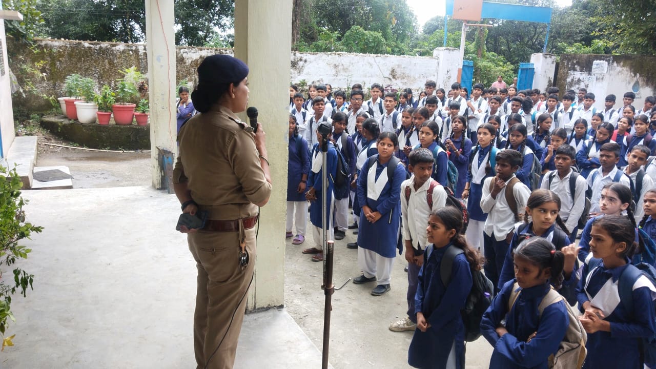 नैनीताल पुलिस ने स्कूलों में चलाया जागरूकता कार्यक्रम, छात्र-छात्राओं को दी अहम जानकारी