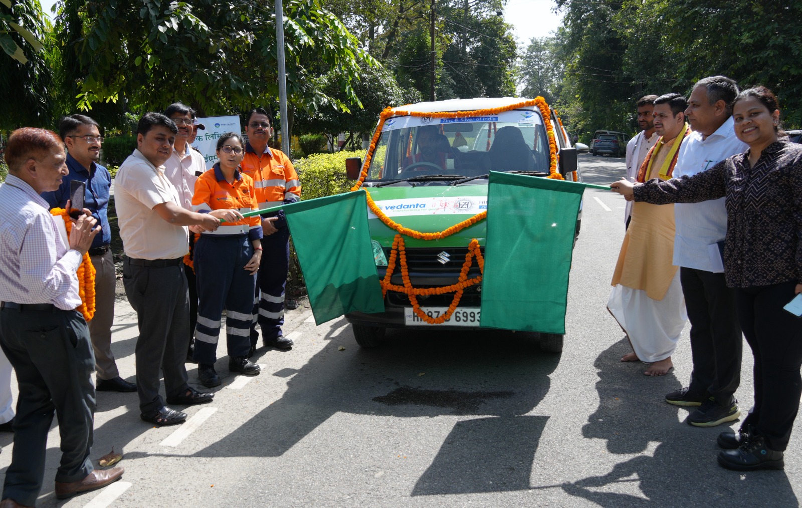 ग्रामीण स्वास्थ्य को नई रफ़्तार: रूद्रपुर से शुरू हुई मोबाइल हेल्थ सर्विस, DM ने दिखाई हरी झंडी