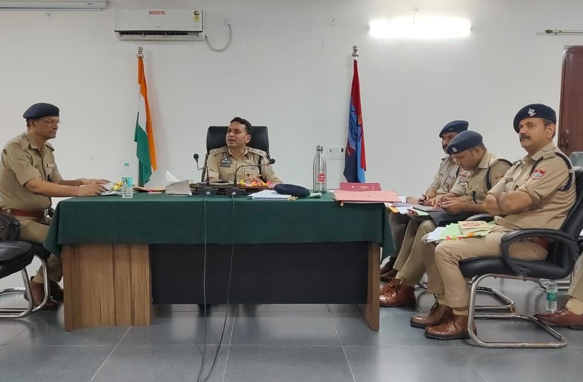 हल्द्वानी_एसएसपी मीणा ने अपराध समीक्षा बैठक में बढ़ाया मनोबल – अलर्ट मोड में पुलिस, उत्कृष्ट पुलिसकर्मियों को मिला सम्मान