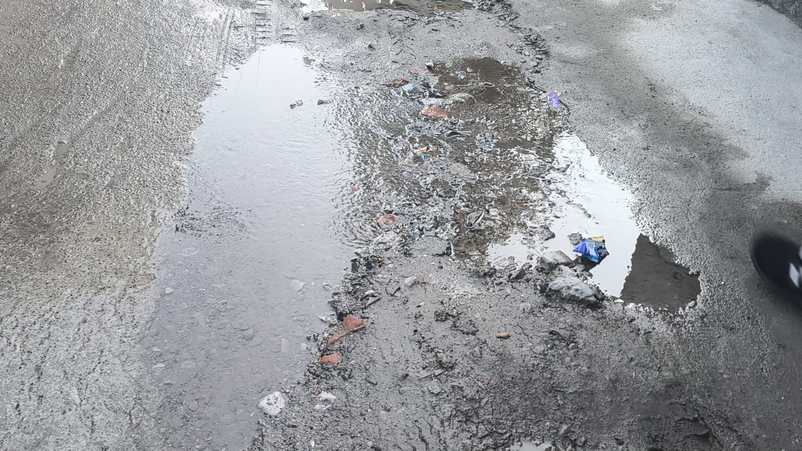 लालकुआँ के अम्बेडकर नगर में टूटी पाइप लाइन से रोज बर्बाद हो रहा पानी, विभागीय कार्रवाई का इंतज़ार