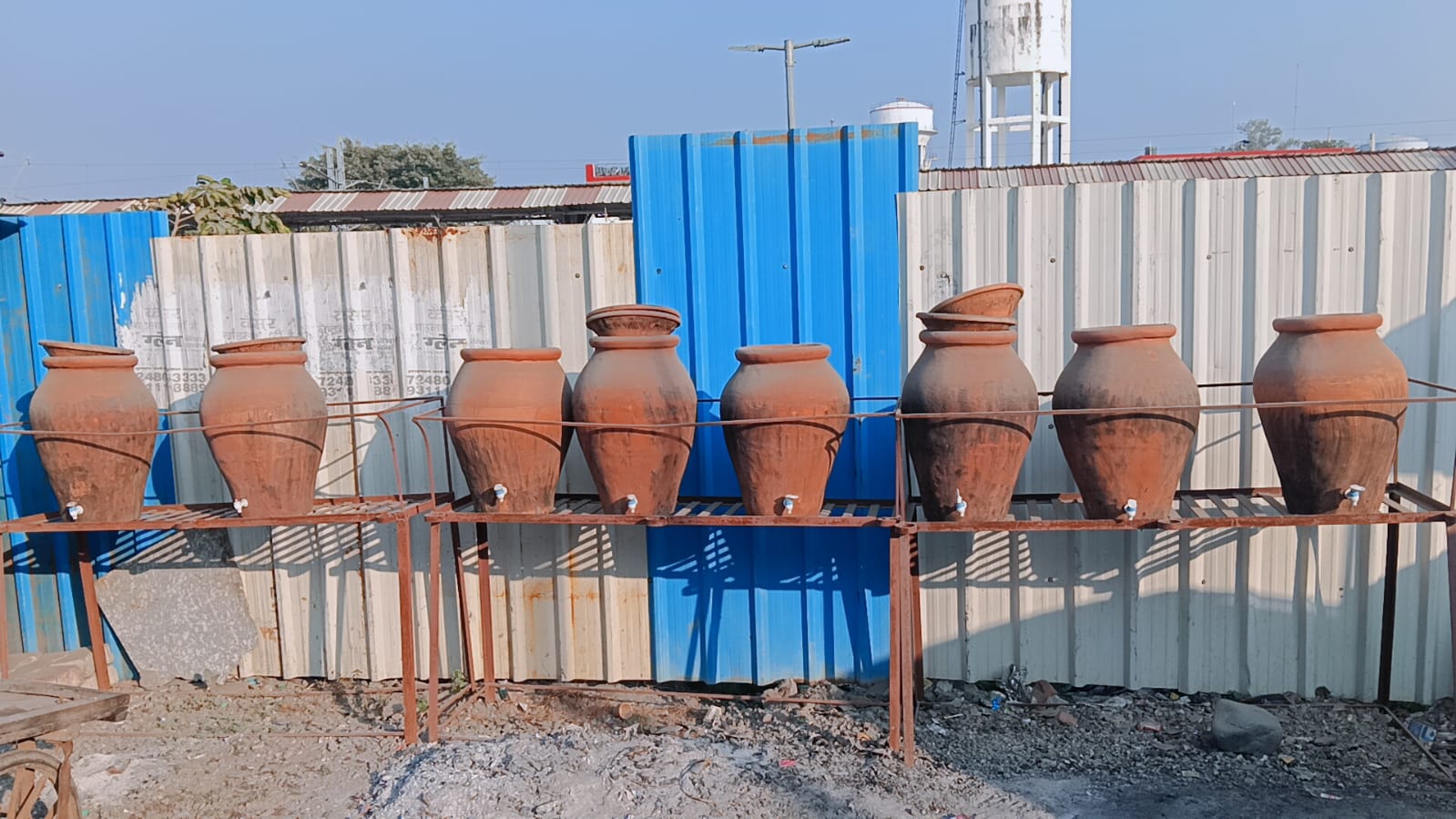 लालकुआँ में प्याऊ बने मज़ाक! आठ मटके खाली—प्यासे राहगीर, स्टेशन के बाहर कूड़े का अंबार, नगर पंचायत बेखबर