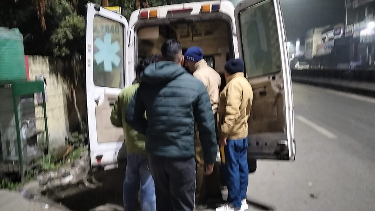 लालकुआँ कोतवाली चौराहे पर दो बाइकों की जोरदार भिड़ंत, तीन युवक गंभीर रूप से घायल