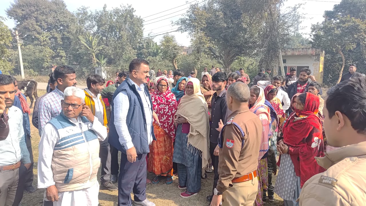रम्पुरा युवक की हत्या पर फूटा लोगों का गुस्सा, पोस्टमार्टम हाउस पर धरना, शव लेने से किया इंकार