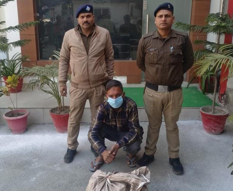 कच्ची शराब की तस्करी पर पुलिस का प्रहार, 38 लीटर अवैध शराब के साथ तस्कर गिरफ्तार