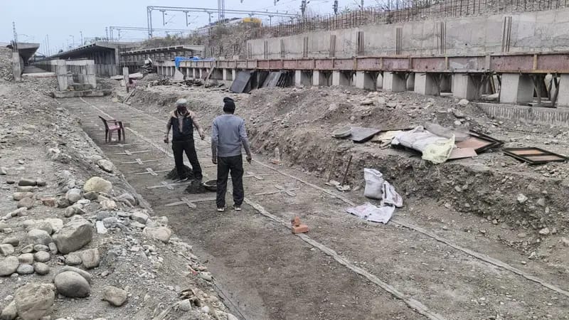 लालकुआं रेलवे स्टेशन निर्माण में घटिया सामग्री का आरोप,सांसद अजय भट्ट ने जताई नाराजगी