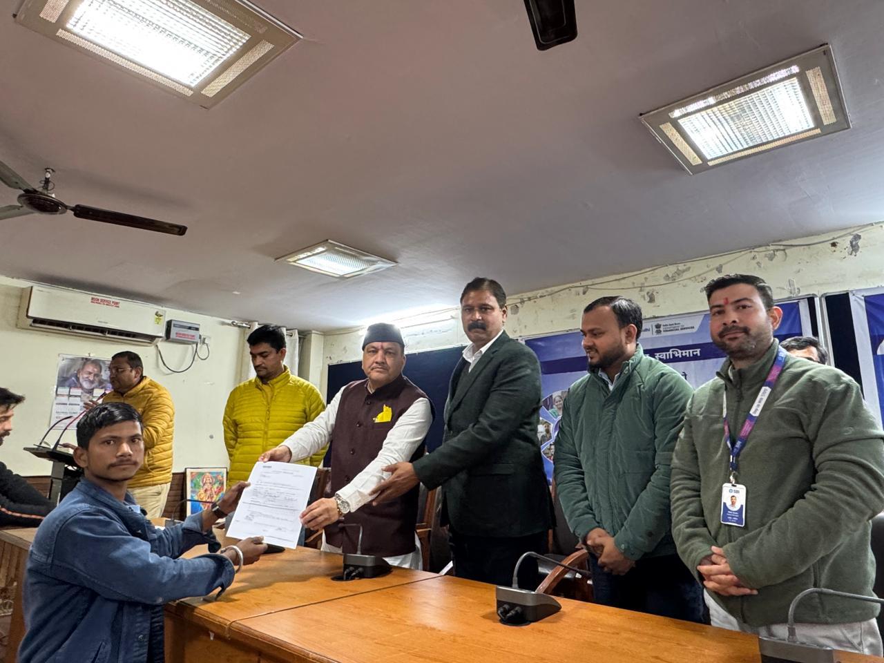 महापौर गजराज विष्ट की मौजूदगी में पीएम स्वनिधि योजना के तहत स्ट्रीट वेंडरों को मिला आर्थिक संबल