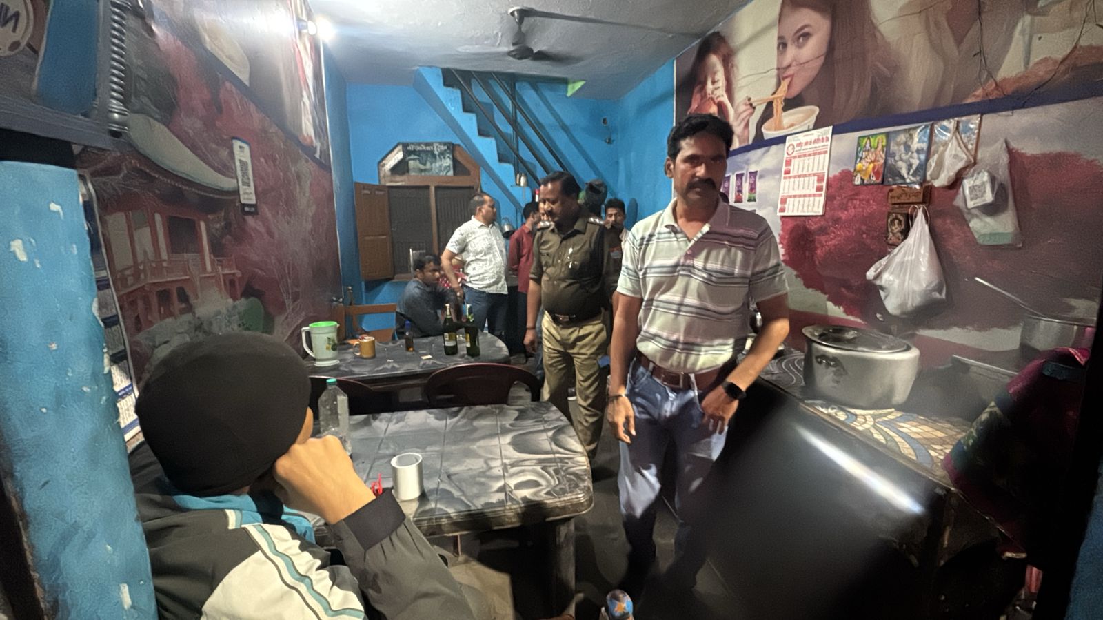 लालकुआं में सार्वजनिक स्थानों पर शराबखोरी के खिलाफ पुलिस का अभियान, तीन दर्जन से अधिक लोगों के चालान