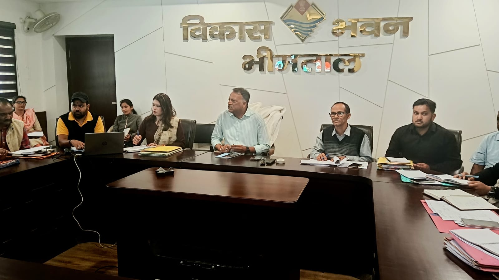 भीमताल_मेहरागांव शिक्षा कार्यालय में लापरवाही पर कड़ा एक्शन: दो कर्मचारी निलंबन की कगार पर, वेतन रोका