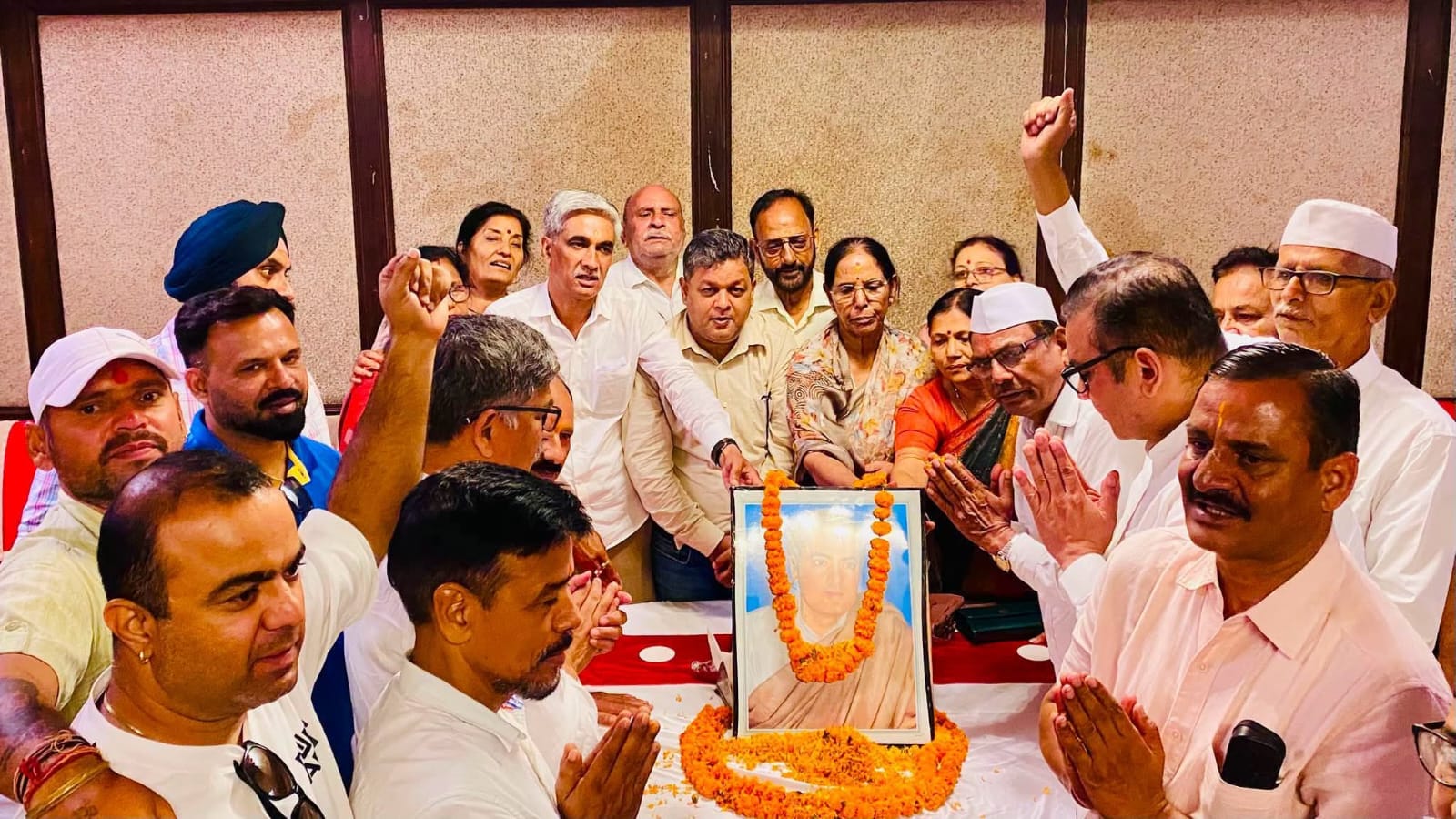 राजीव गांधी जयंती पर कांग्रेस ने किया श्रद्धासुमन अर्पित, आधुनिक भारत के निर्माण में योगदान को किया याद