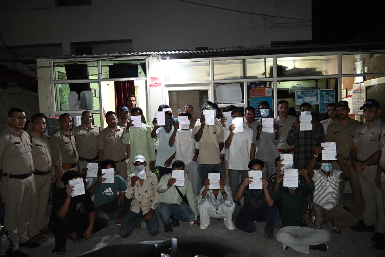 पीली कोठी चौराहे पर दो गुटों के विवाद में पुलिस का एक्शन, 20 लोग गिरफ्तार