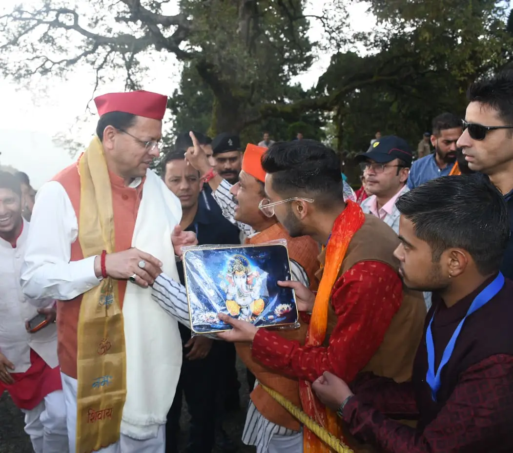 नैनीताल भ्रमण के दौरान लेखक प्रखर श्रीवास्तव ने मुख्यमंत्री को सौंपी पुस्तक, शोधपरक प्रयास की सराहना