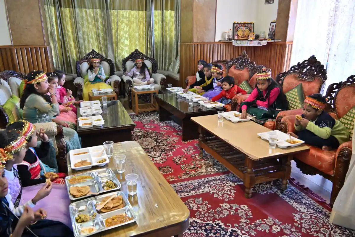 अष्टमी पर एसएसपी डॉ. मंजूनाथ टी.सी. ने पत्नी संग किया कन्या पूजन, सुख-समृद्धि की कामना