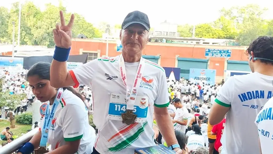 70 की उम्र में कर्नल दिनेश बिष्ट ने लगाई 10 किमी की दौड़, पेश की फिटनेस की मिसाल