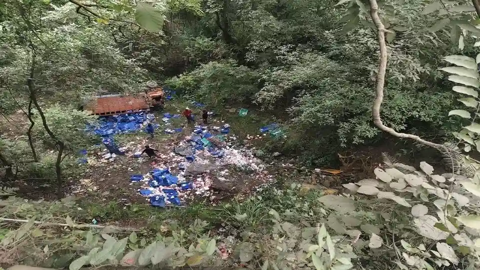 नैनीताल जा रहा आनंदा डेयरी का शीत वाहन 200 फीट गहरी खाई में गिरा